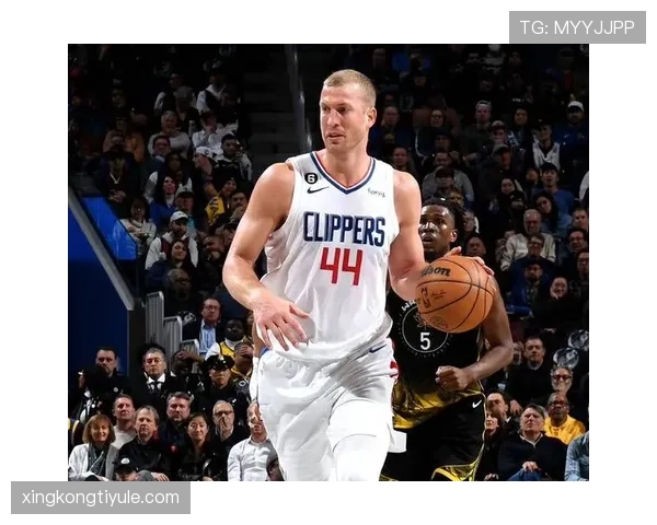 德斯蒙德·班恩无球跑位效率显著提升，三分命中率优于队友普拉姆利